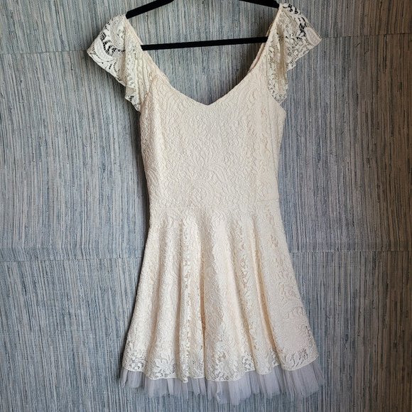 rnb Dresses & Skirts - NWT RNB Rich and Beautiful Lace Crochet Short Sleeve V Neck Midi Dress Size XS
